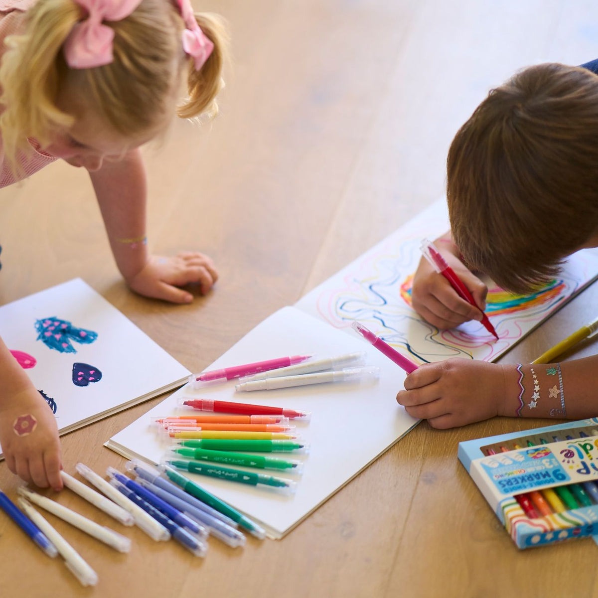 Create magic art! 9 dual-tip markers and 3 colour-changing stampers. Use the star, heart, and circle stamps to reveal hidden colours. Non-toxic fun for ages 3+.